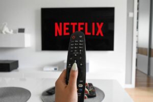telecomando e tv con logo Netflix