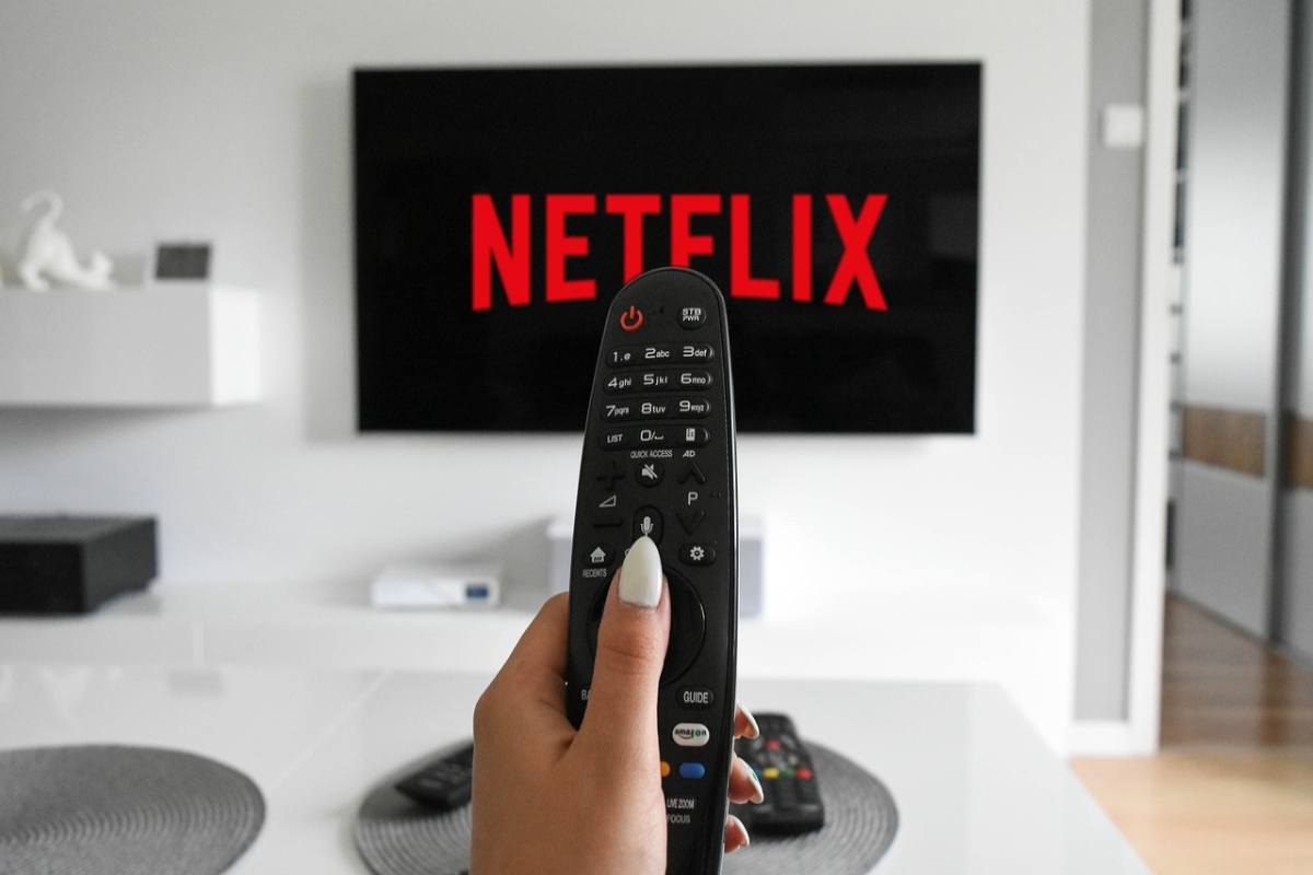telecomando e tv con logo Netflix