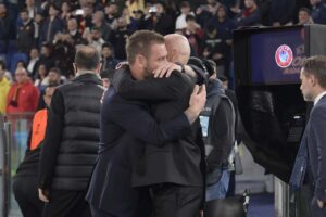 abbraccio tra Pioli e De Rossi