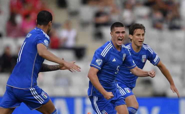 Lorenzo Pirola esulta con i compagni della Nazionale U21