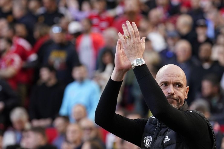Erik ten Hag applaude il pubblico all'Old Trafford