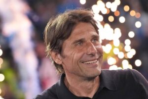 Antonio Conte sorride