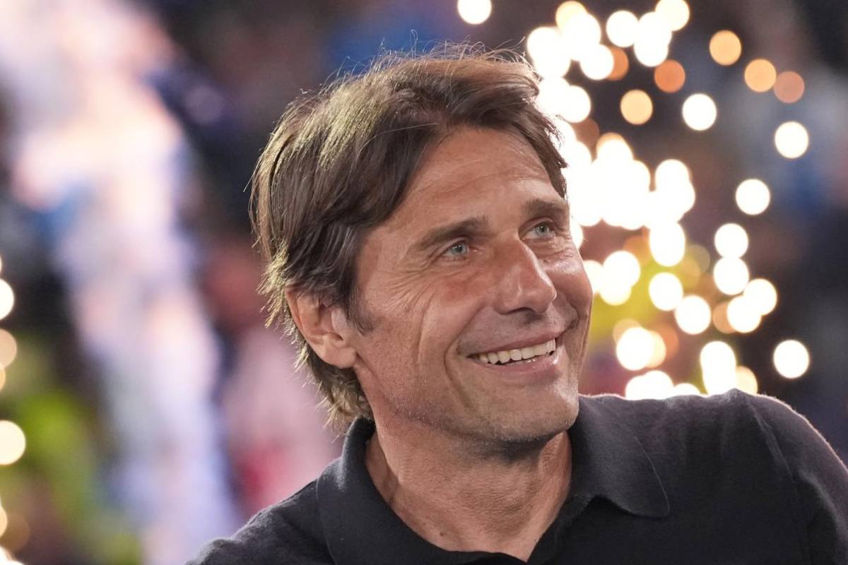 Antonio Conte sorride