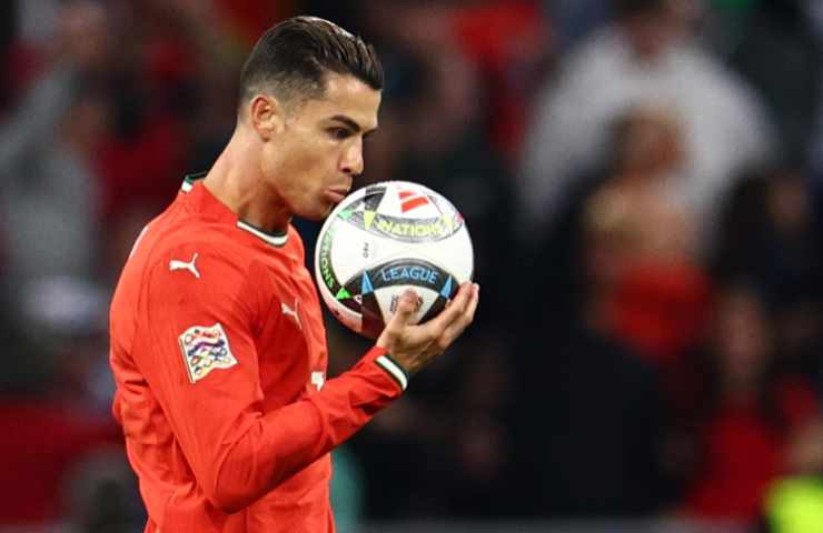 Cristiano Ronaldo bacia il pallone