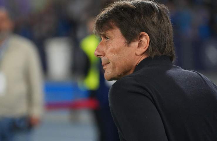 Antonio Conte di Spalle