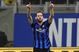 Calhanoglu esulta