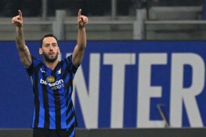 Hakan Calhanoglu esulta