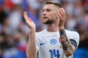 Milan Skriniar applaude