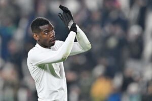 Pogba applaude