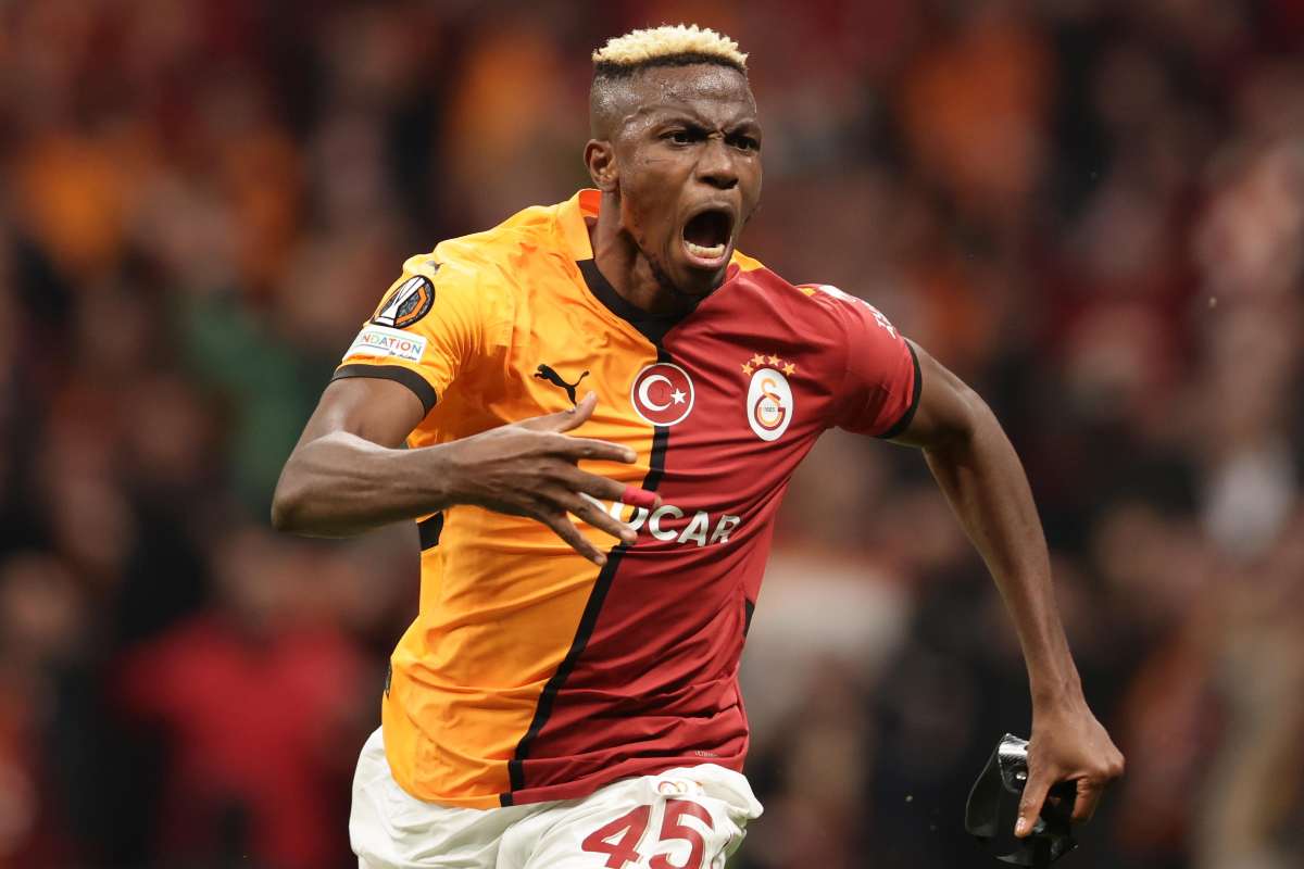 Victor Osimhen esulta