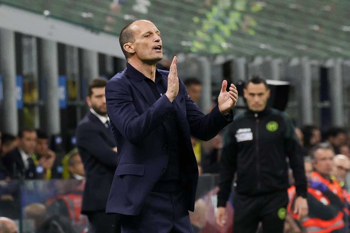 allegri incita i calciatori durante una partita 
