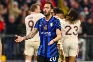 calhanoglu con la maglia dell'inter