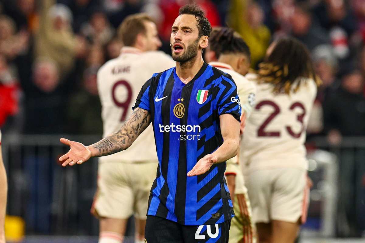 calhanoglu con la maglia dell'inter