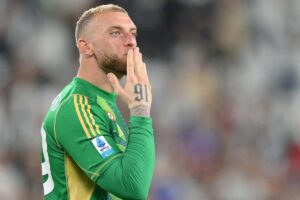 di gregorio manda un bacio con la maglia della juventus