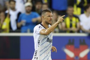 edin dzeko in campo col fenerbahce