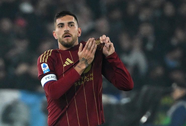 lorenzo pellegrini indica lo stemma della roma