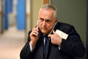 lotito parla al telefono