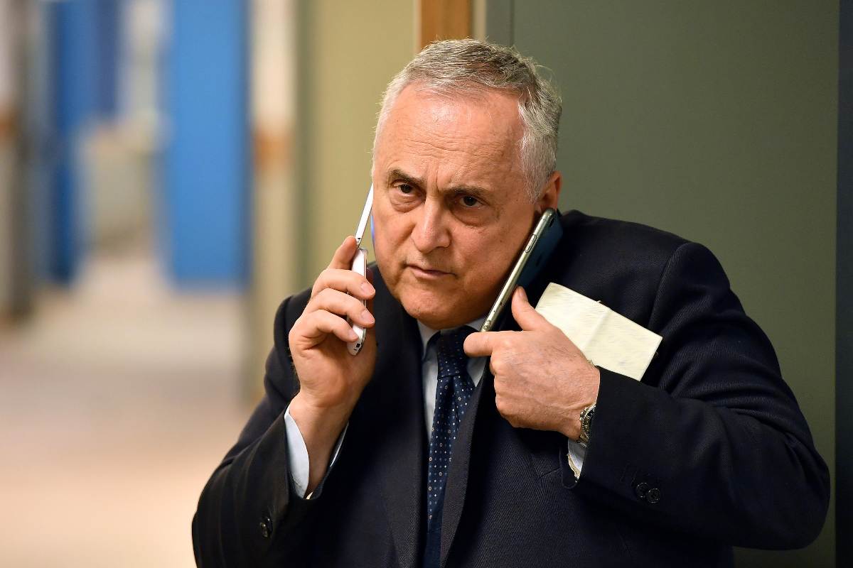 lotito parla al telefono