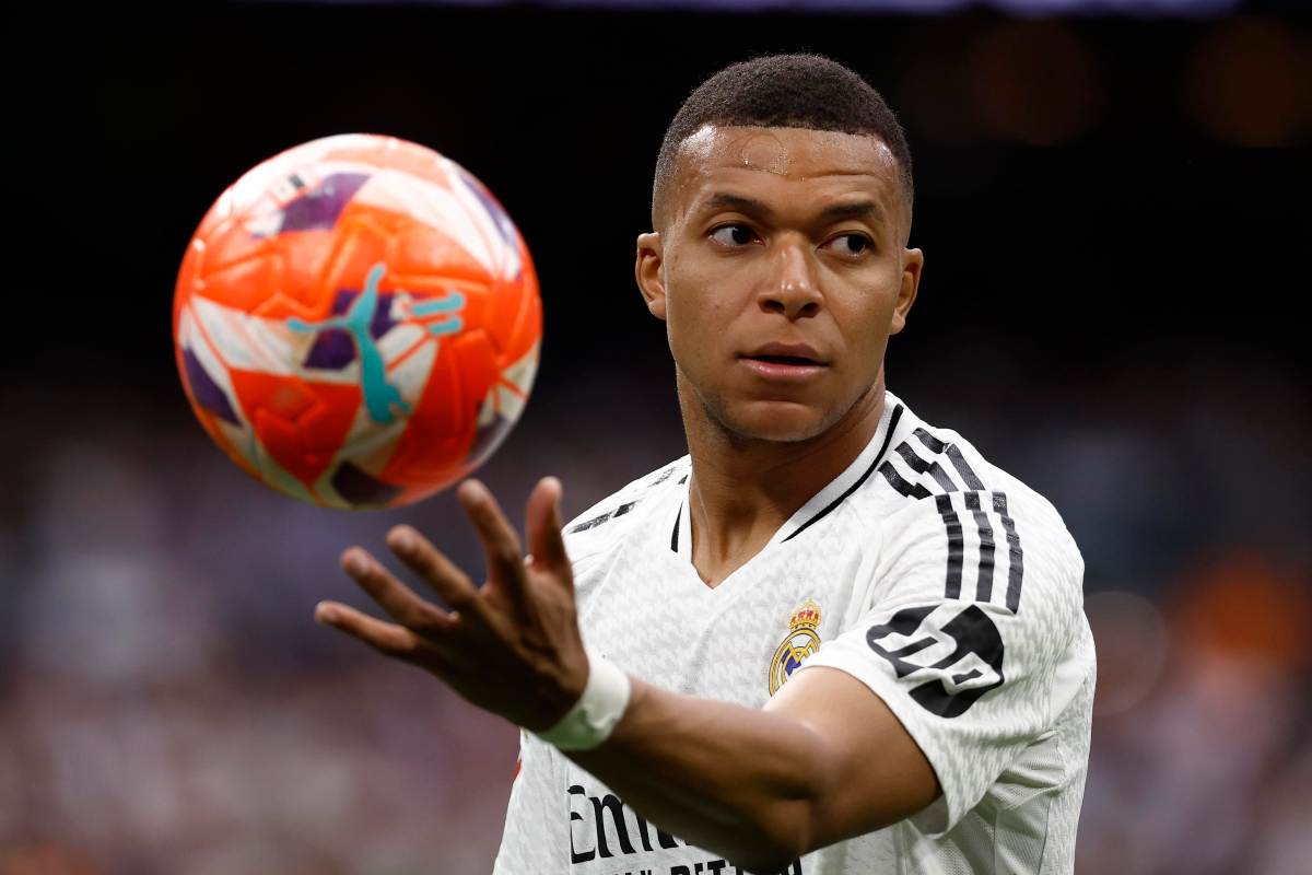 mbappé con un pallone in mano in campo