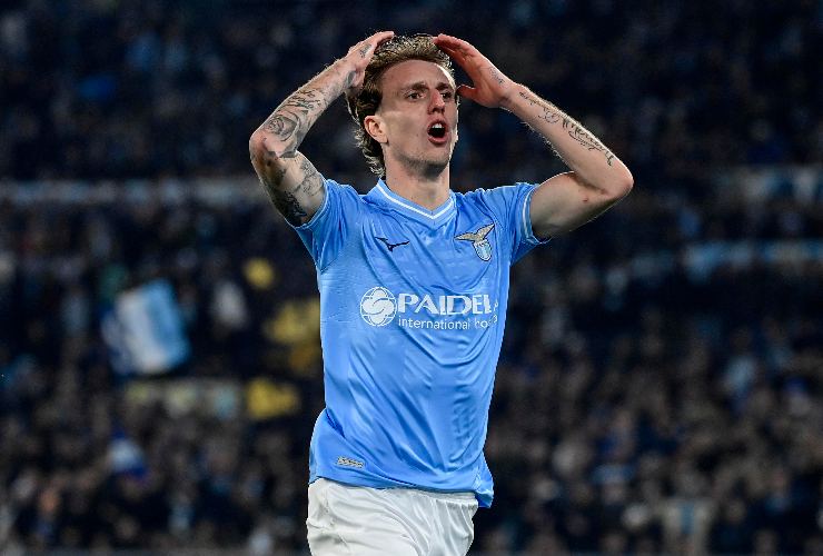 rovella in campo con la maglia della lazio