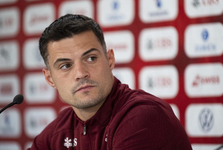 xhaka in conferenza stampa con la svizzera
