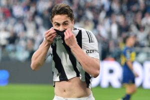 yldiz copre la faccia con la maglia della juventus