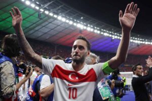 Calhanoglu saluta