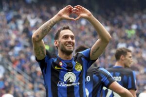 Calhanoglu esulta
