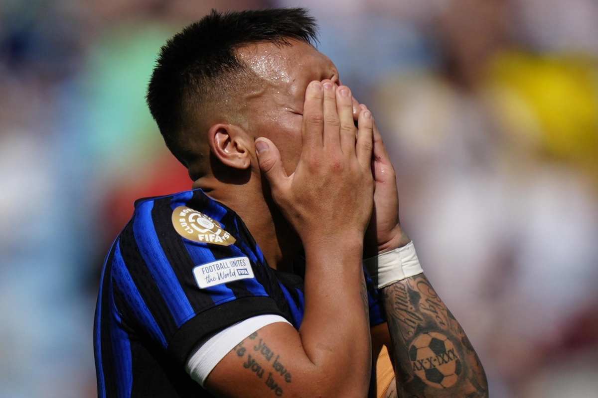 Lautaro con le mani sul volto