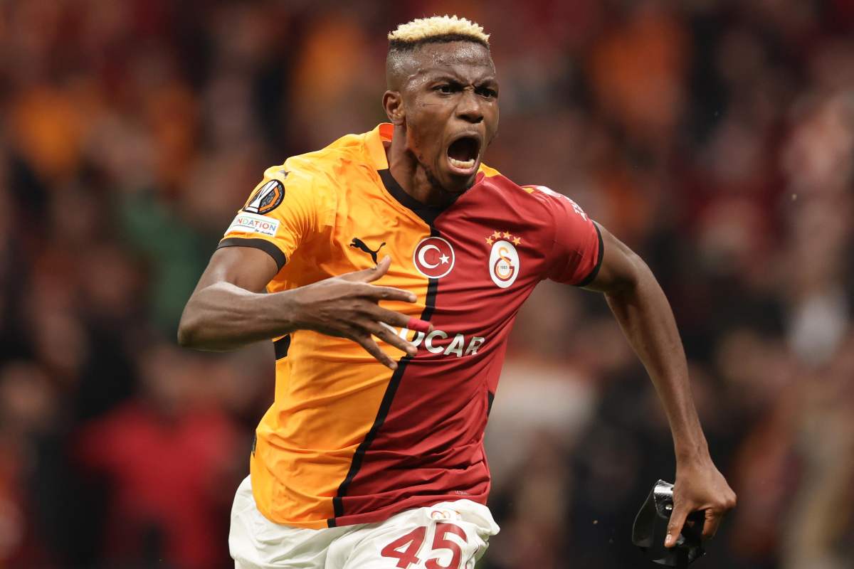 Victor Osimhen esulta