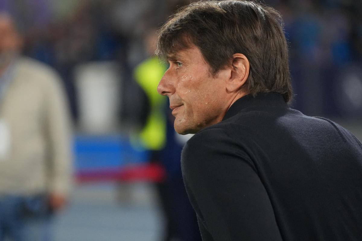antonio conte osserva la partita
