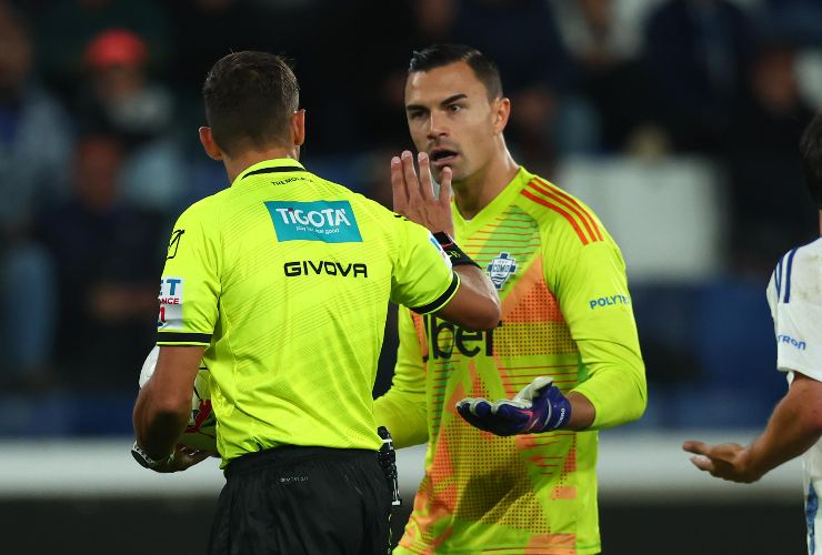 audero con la maglia del como parla con un arbitro
