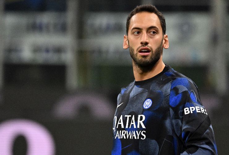 calhanoglu con l'inter durante il riscaldamento
