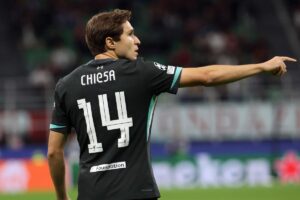 chiesa a san siro con la maglia del liverpool