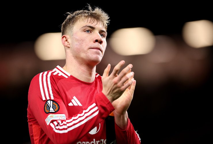 hojlund applaude in campo col manchester united