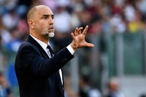 igor tudor dà indicazioni in panchina