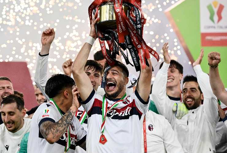 orsolini alza la coppa italia col bologna