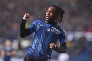 Ademola Lookman esulta