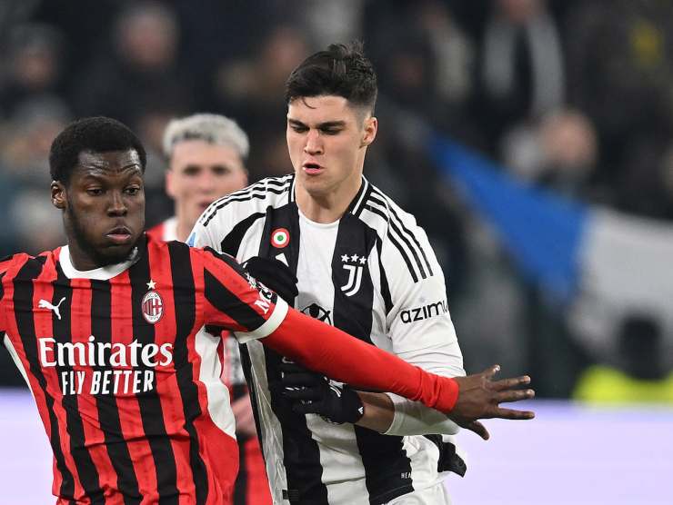 Adzic in contrasto con un giocatore del Milan