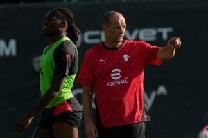 Max Allegri mentre dirige l'allenamento a Milanello