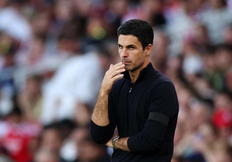 Arteta con una mano sulla bocca
