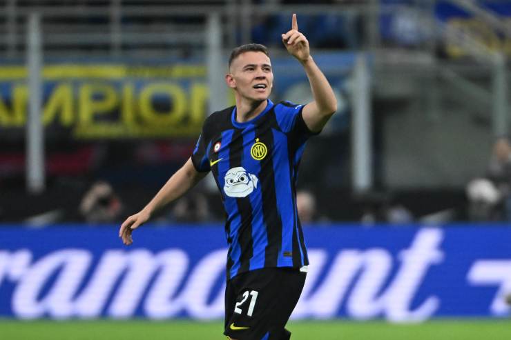Kristjan Asllani esulta dopo un gol