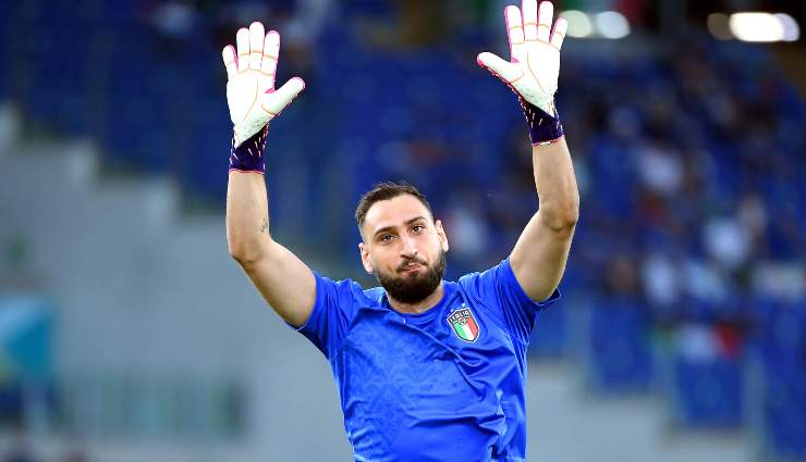 Gigio Donnarumma saluta i tifosi della Nazionale con le braccia alzate