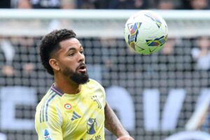 Douglas Luiz in azione