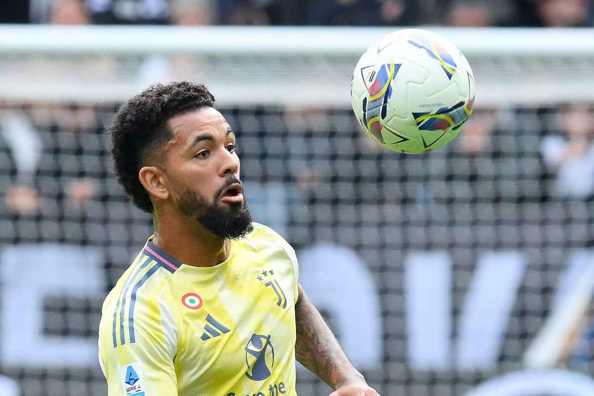 Douglas Luiz in azione