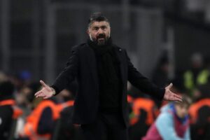 Gennaro Gattuso polemico con le braccia larghe