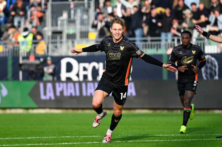 Nicolussi Caviglia esulta dopo un gol