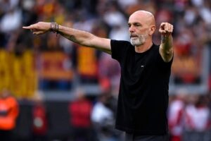 Stefano Pioli dà indicazioni ai calciatori