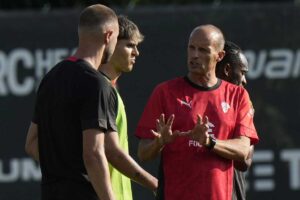 Massimiliano Allegri dà indicazioni in allenamento