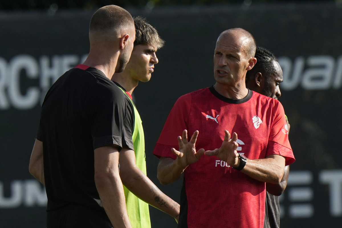 Massimiliano Allegri dà indicazioni in allenamento